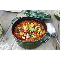 Staub Gietijzeren Braadpan 28 Cm / 6,75 L, Rond, Basilicum 11 Staub Gietijzeren Braadpan 28 Cm / 6,75 L, Rond, Basilicum -Demeyere Winkel 000017126